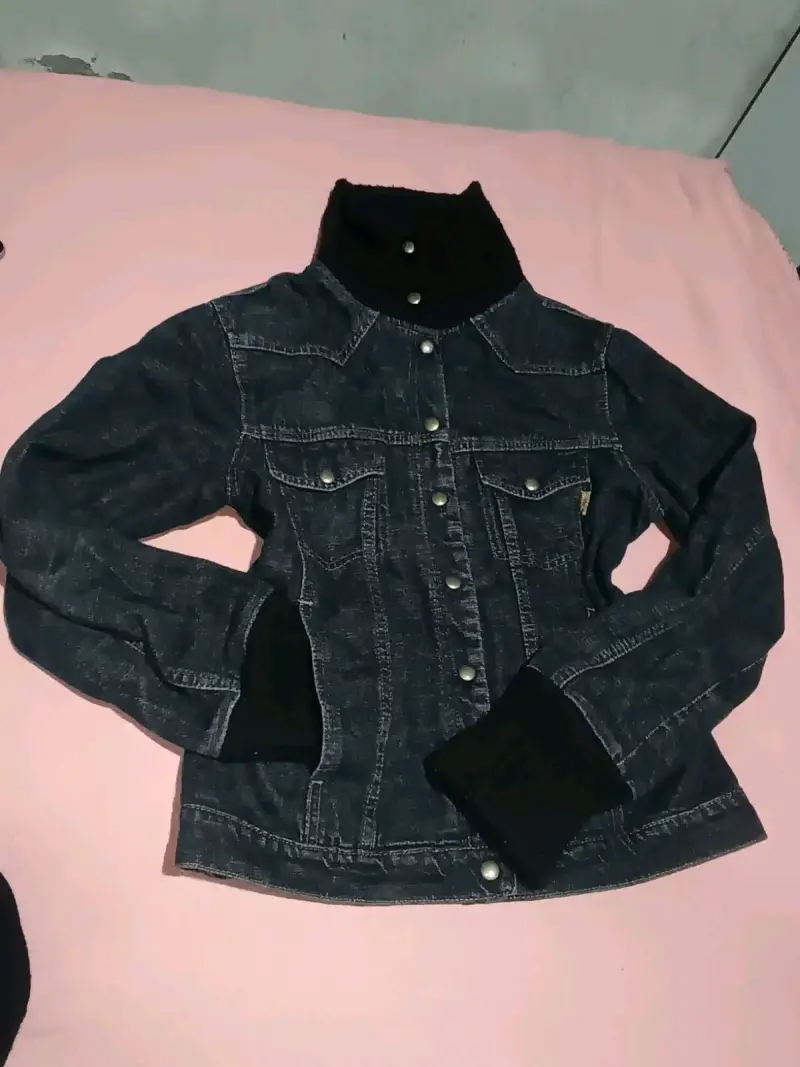 Chaqueta de mezclilla negra con cuello alto - 2