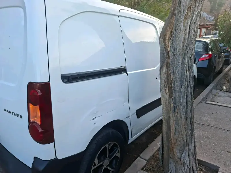 Furgoneta Peugeot Partner en buen estado - 2