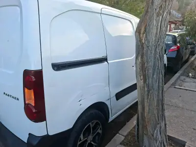 Furgoneta Peugeot Partner en buen estado - miniatura 2