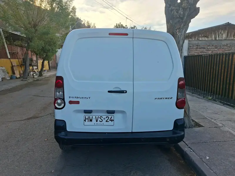 Furgoneta Peugeot Partner en buen estado - 4