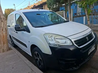 Furgoneta Peugeot Partner en buen estado - miniatura 5