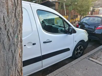 Furgoneta Peugeot Partner en buen estado - miniatura 6
