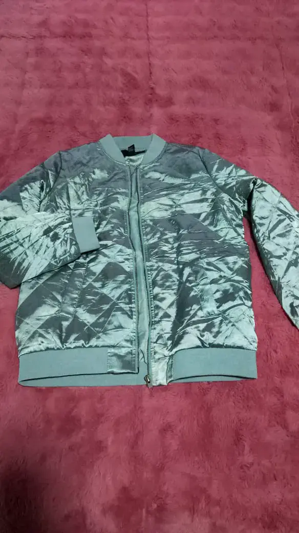 Chaqueta bomber acolchada plateada para mujer