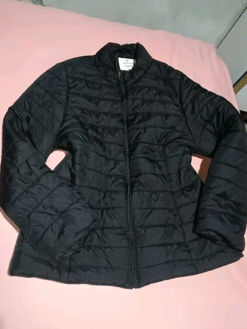 Chaqueta acolchada negra para invierno - 2