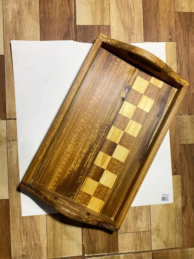 Bandeja de madera con diseño de ajedrez - 1