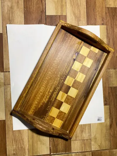 Bandeja de madera con diseño de ajedrez - miniatura 1