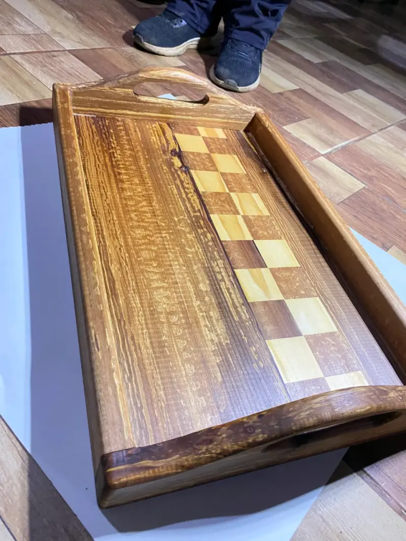 Bandeja de madera con diseño de ajedrez - 2
