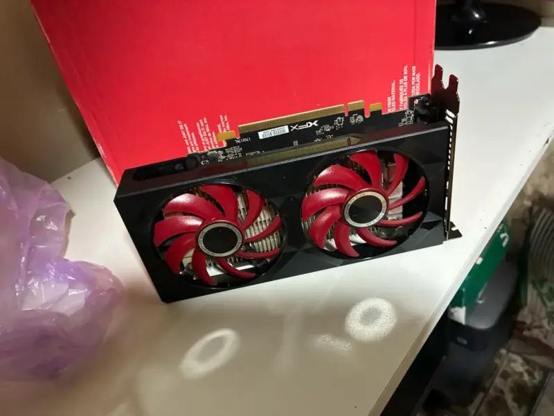 Tarjeta gráfica rx560 con ventiladores rojos