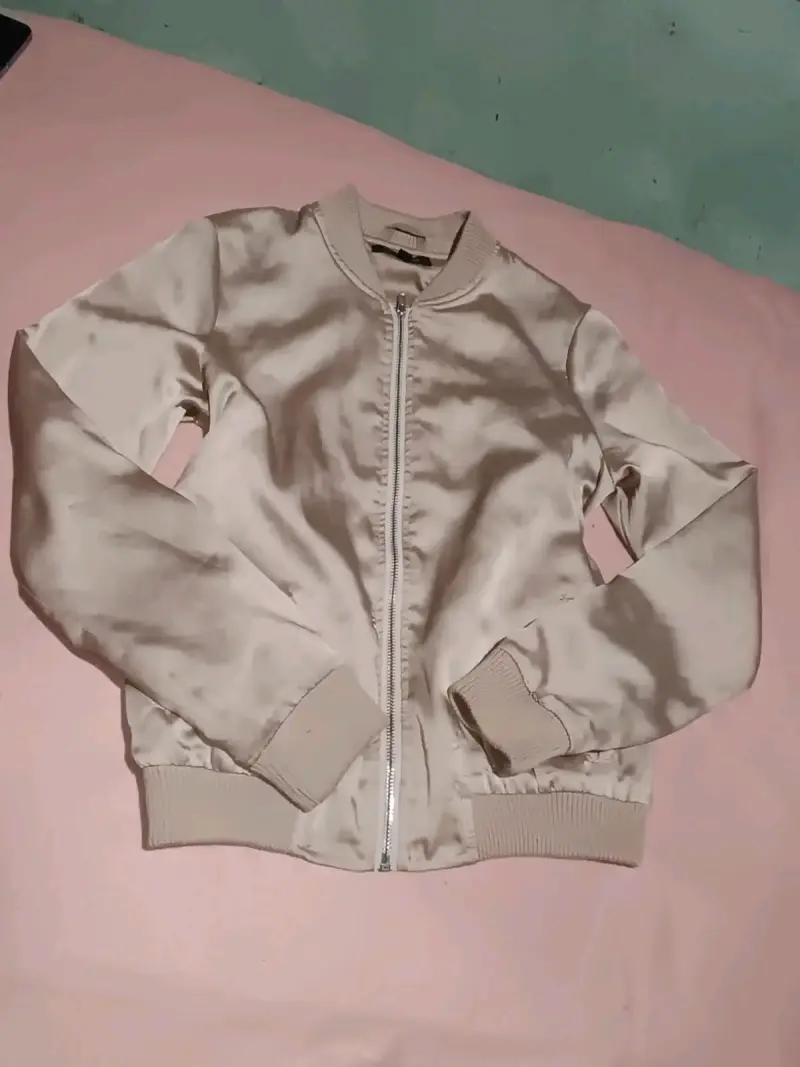 Chaqueta bomber satinada beige - 2
