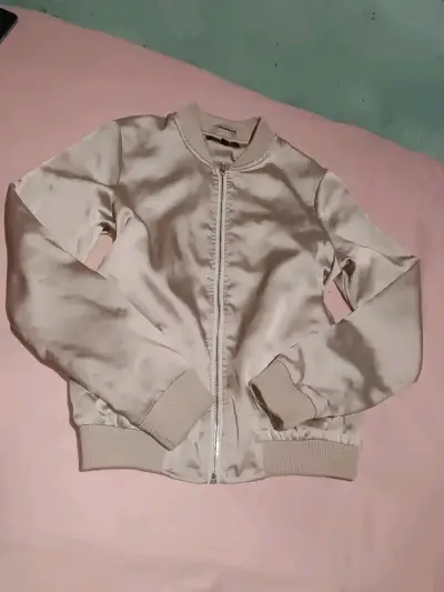Chaqueta bomber satinada beige - miniatura 2