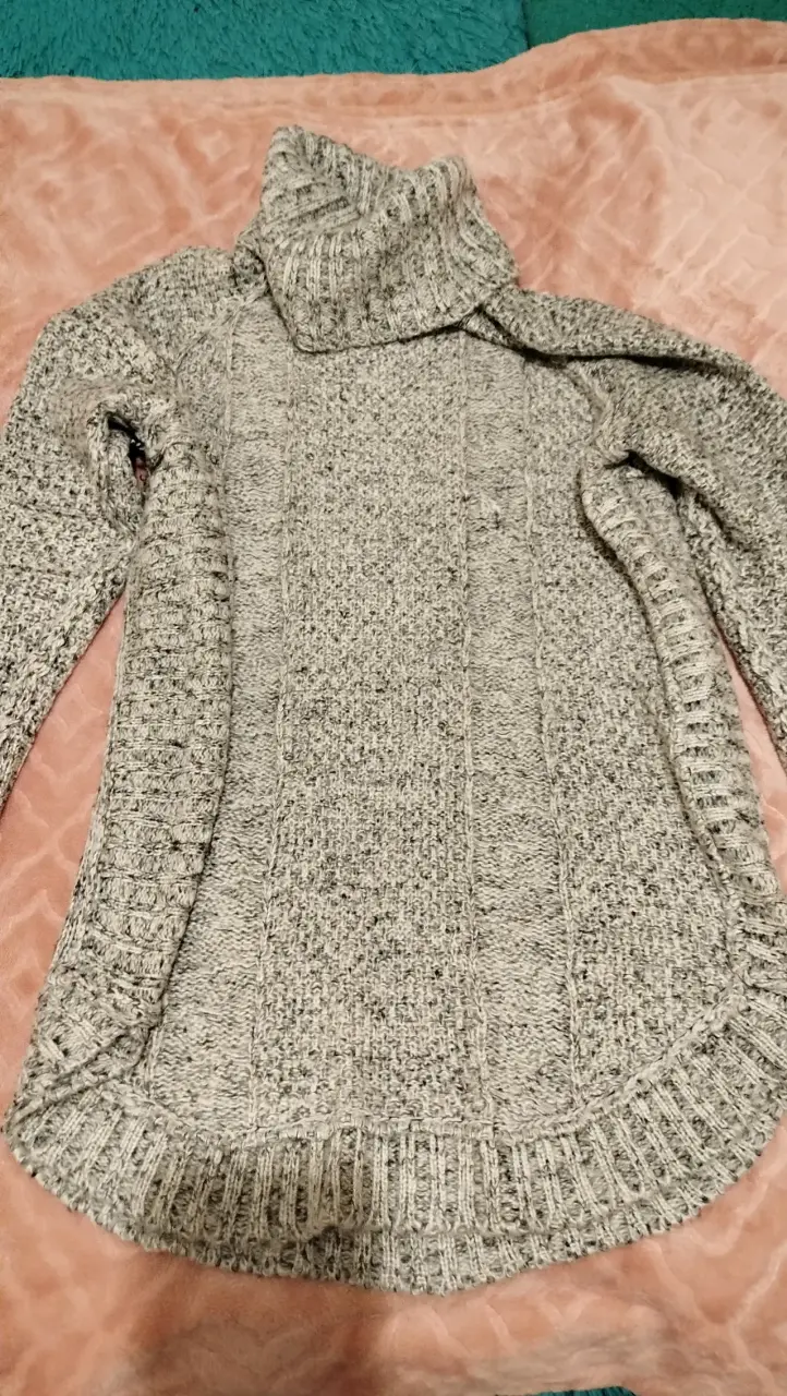 Suéter de lana gris con cuello alto - 1