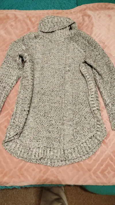 Suéter de lana gris con cuello alto - miniatura 2