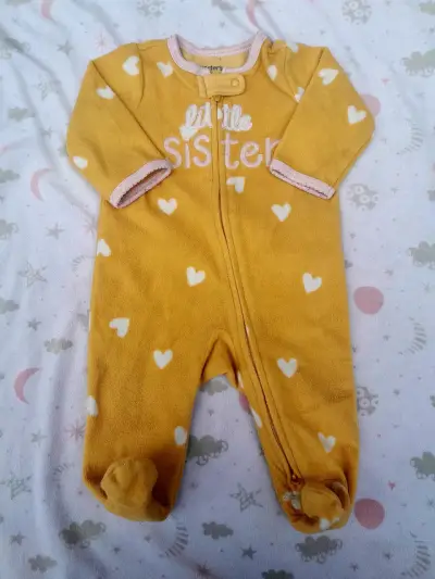 Pijama enterito bebé amarillo con corazones - miniatura 1