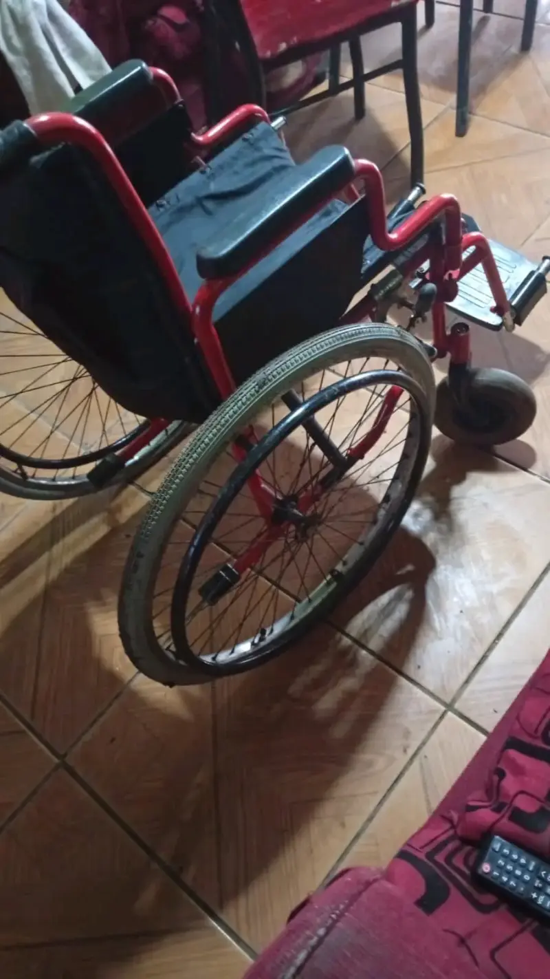 Silla de ruedas plegable roja en buen estado - 1