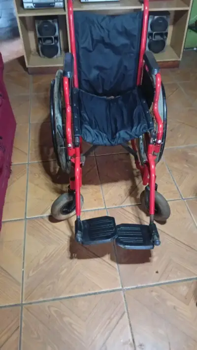 Silla de ruedas plegable roja en buen estado - miniatura 2