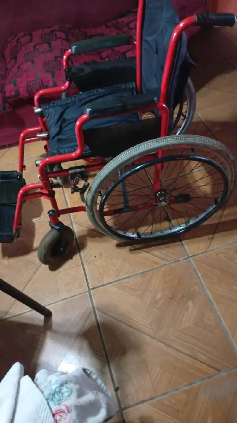 Silla de ruedas plegable roja en buen estado - 3