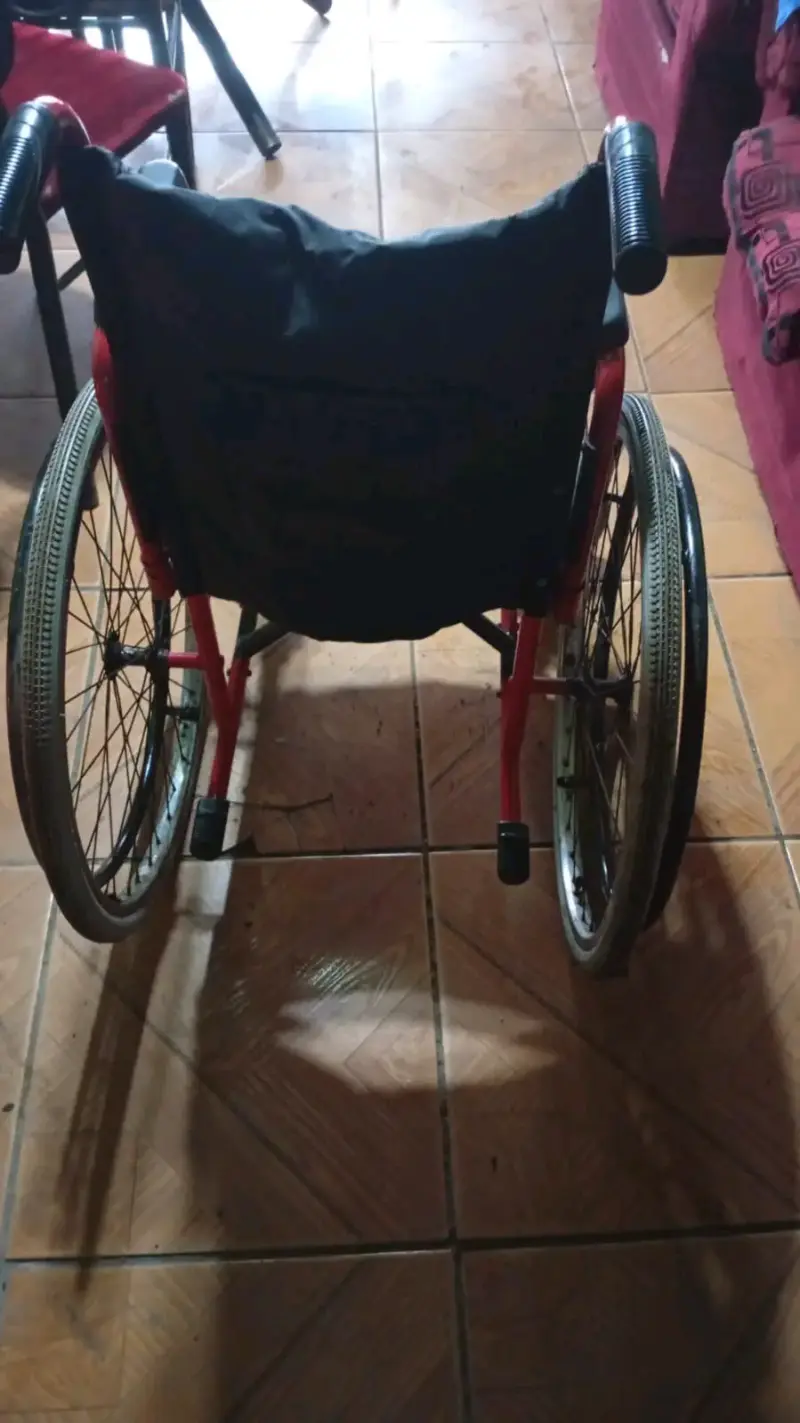 Silla de ruedas plegable roja en buen estado - 4