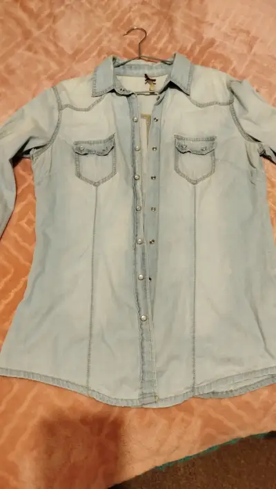 Camisa de mezclilla azul claro para mujer - miniatura 3