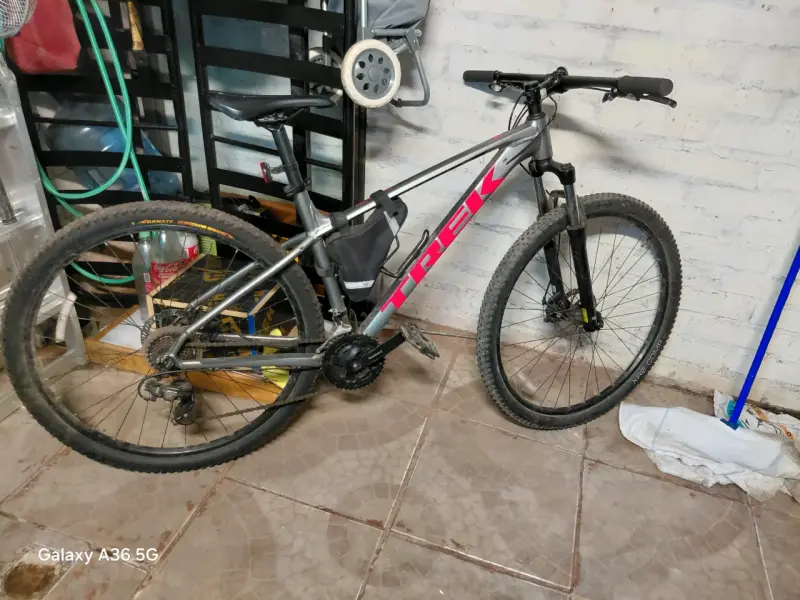 Bicicleta de montaña Trek gris con suspensión