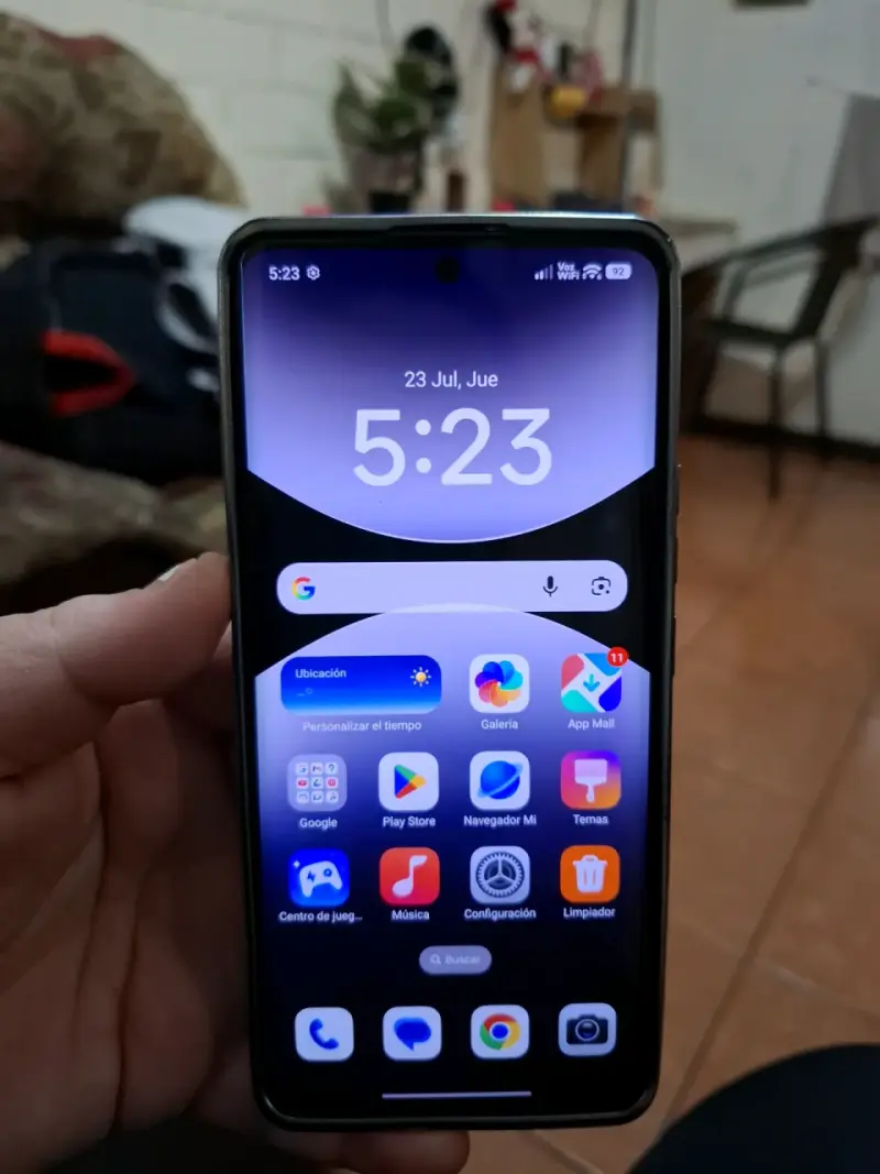 Smartphone Android con pantalla grande y apps - 1