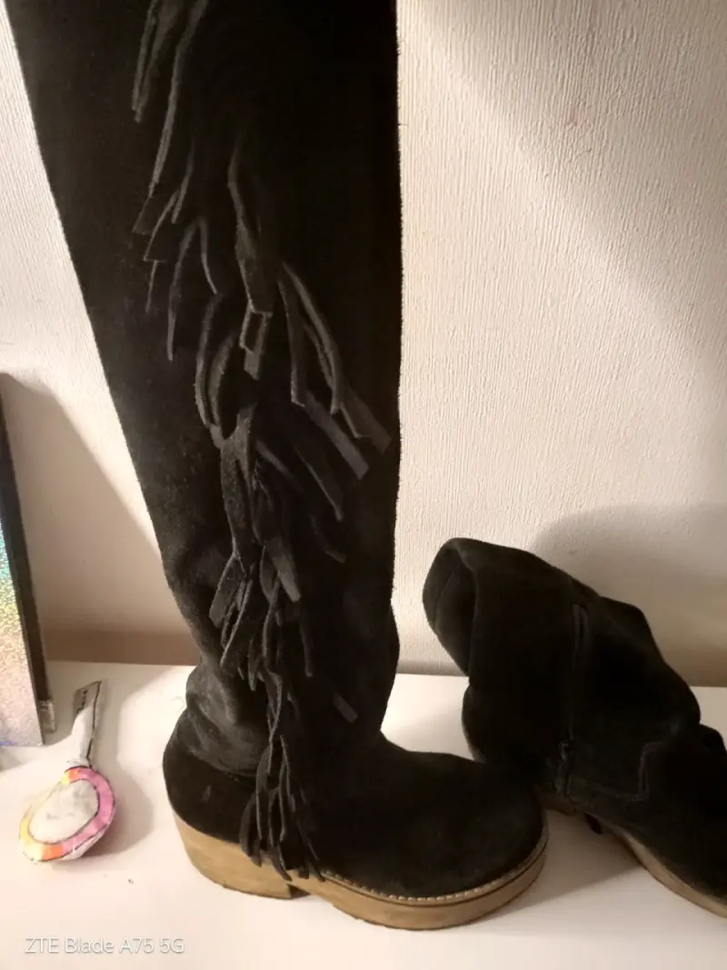 Botas negras de gamuza con flecos - 1