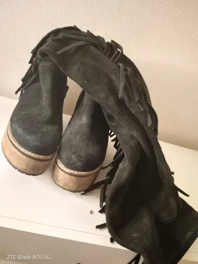 Botas negras de gamuza con flecos - miniatura 4