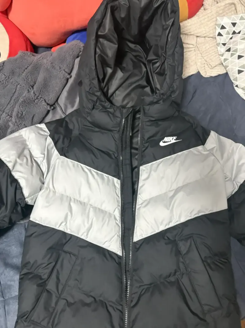 Chaqueta Nike acolchada negra y gris con capucha - 1