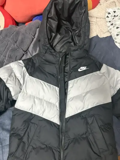 Chaqueta Nike acolchada negra y gris con capucha - miniatura 1