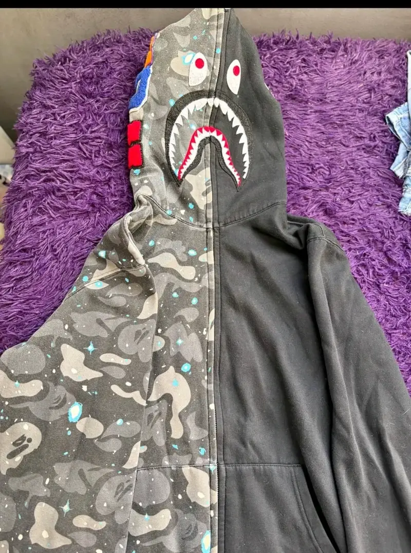 Polerón con capucha diseño tiburón camuflaje - 1