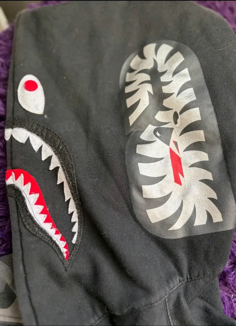 Polerón con capucha diseño tiburón camuflaje - 4
