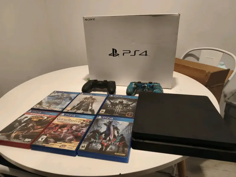 Consola PS4 con juegos y dos controles - 1