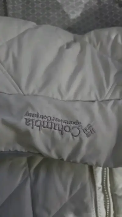 Chaqueta acolchada blanca para invierno - miniatura 3