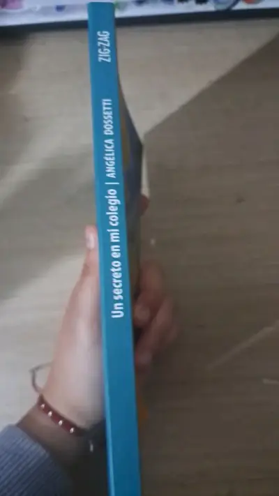 Libro'Un secreto en mi colegio' de Angélica Dosset - miniatura 4