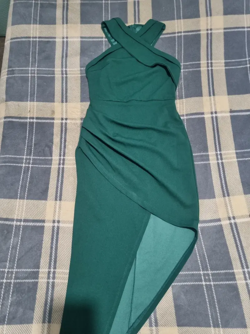 Vestido elegante verde con diseño asimétrico - 4