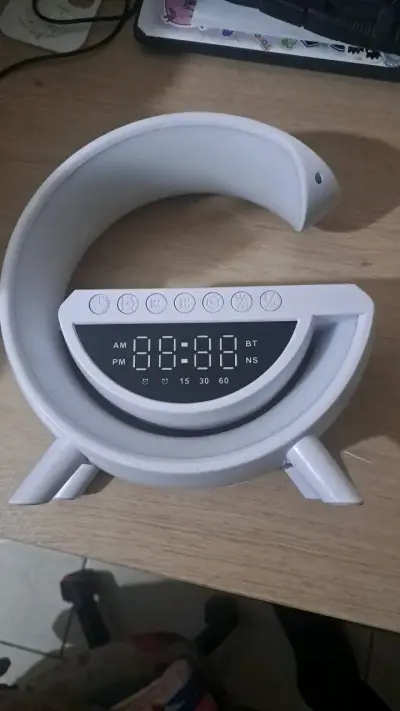Lámpara LED con reloj digital y altavoz Bluetooth - miniatura 1