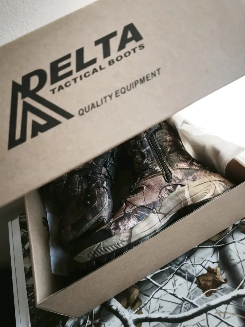 Botas tácticas con diseño camuflado