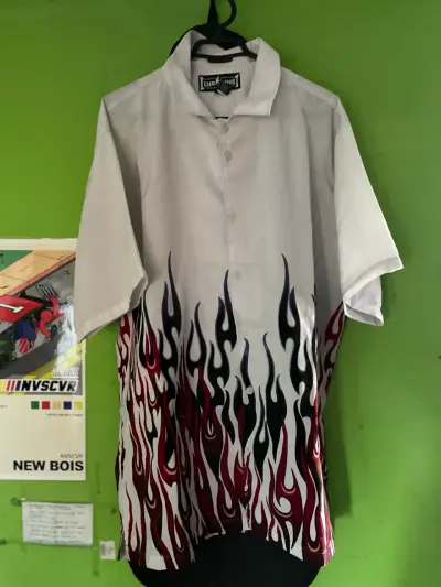 Camisa de hombre con diseño de llamas - miniatura 1