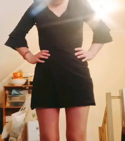 Vestido negro elegante con mangas acampanadas - miniatura 1