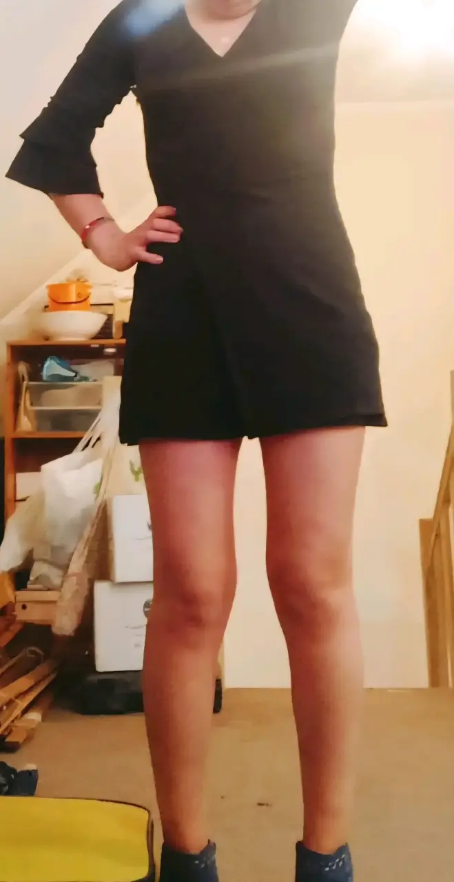 Vestido negro elegante con mangas acampanadas - 2
