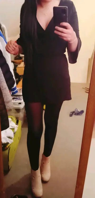 Vestido negro elegante con mangas acampanadas - miniatura 4