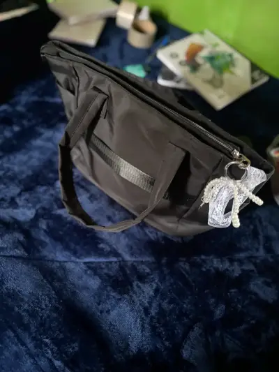Bolso tote negro con llavero decorativo - miniatura 1