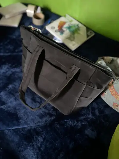 Bolso tote negro con llavero decorativo - miniatura 2