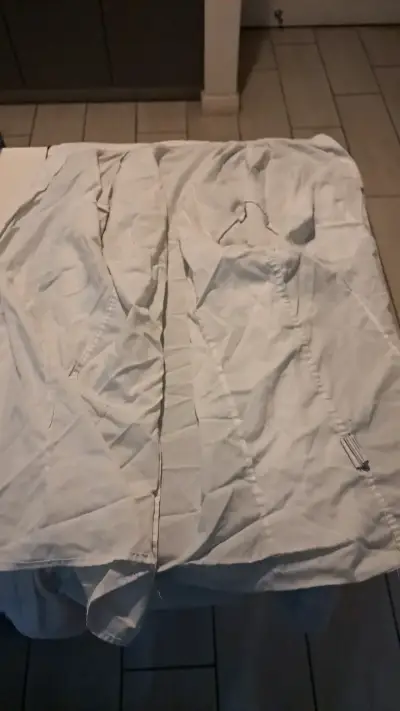 Camisa blanca de mujer en buen estado - miniatura 2