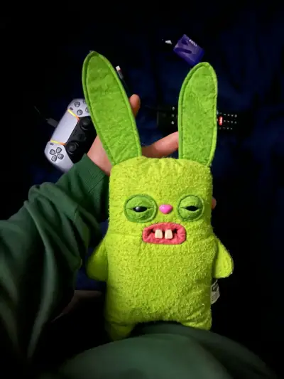 Peluche verde de conejo con orejas largas - miniatura 1