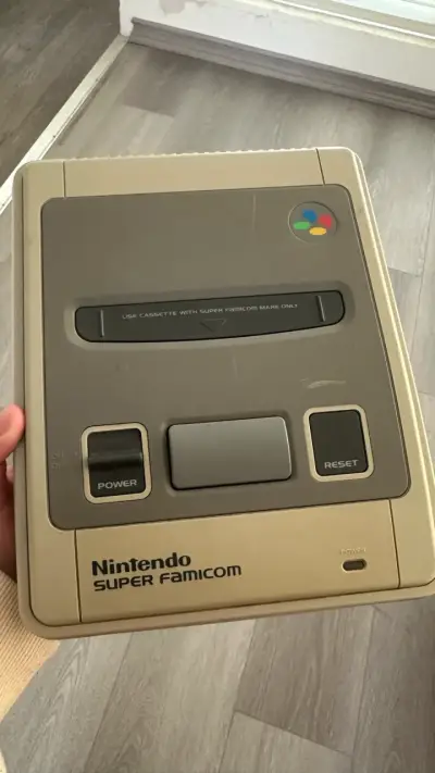 Consola Nintendo Super Famicom con controles - miniatura 1