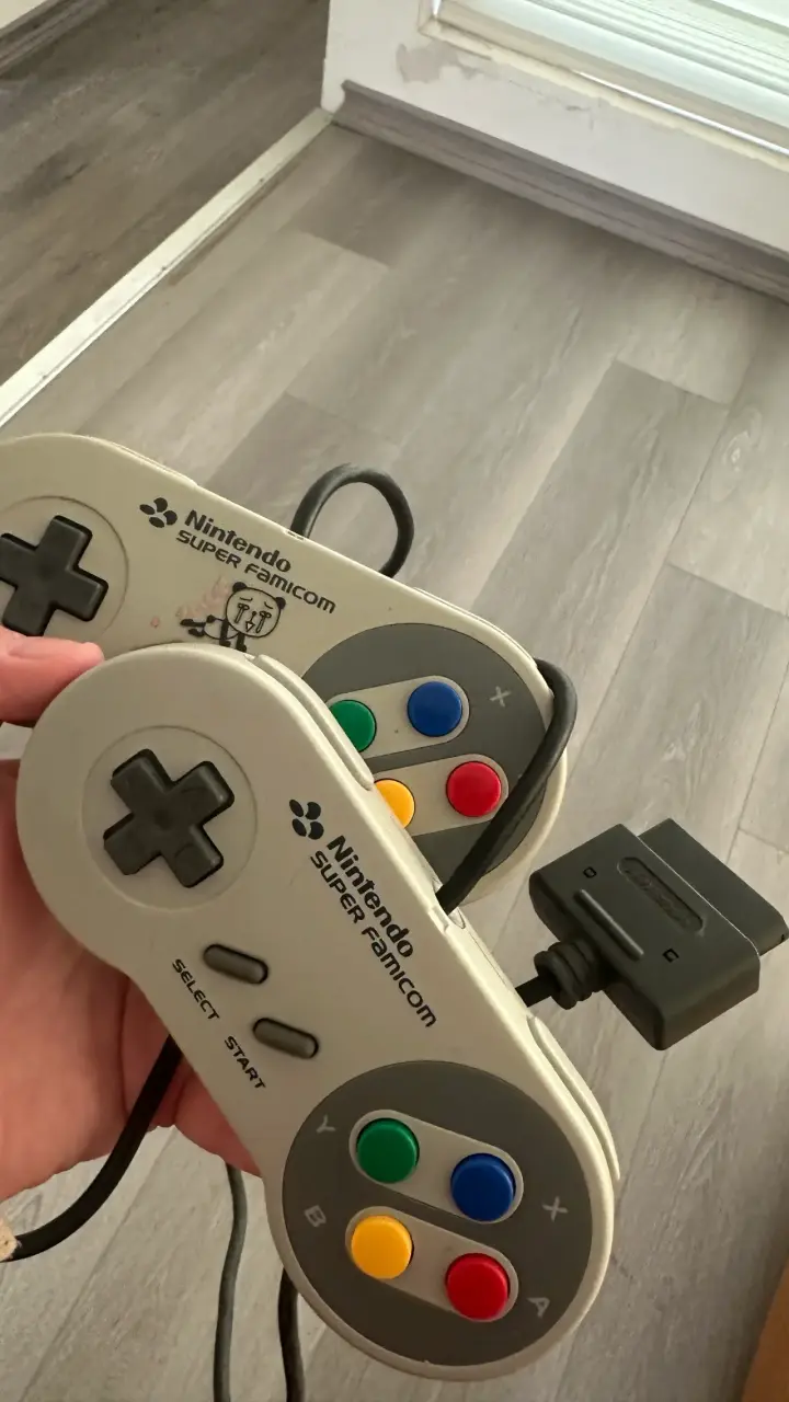 Consola Nintendo Super Famicom con controles - 3