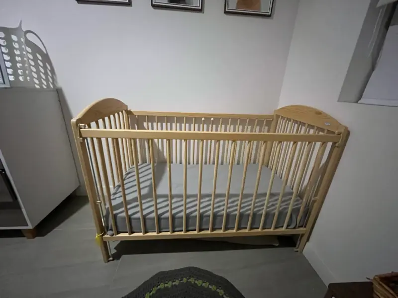 Cuna de madera para bebé con colchón - 2