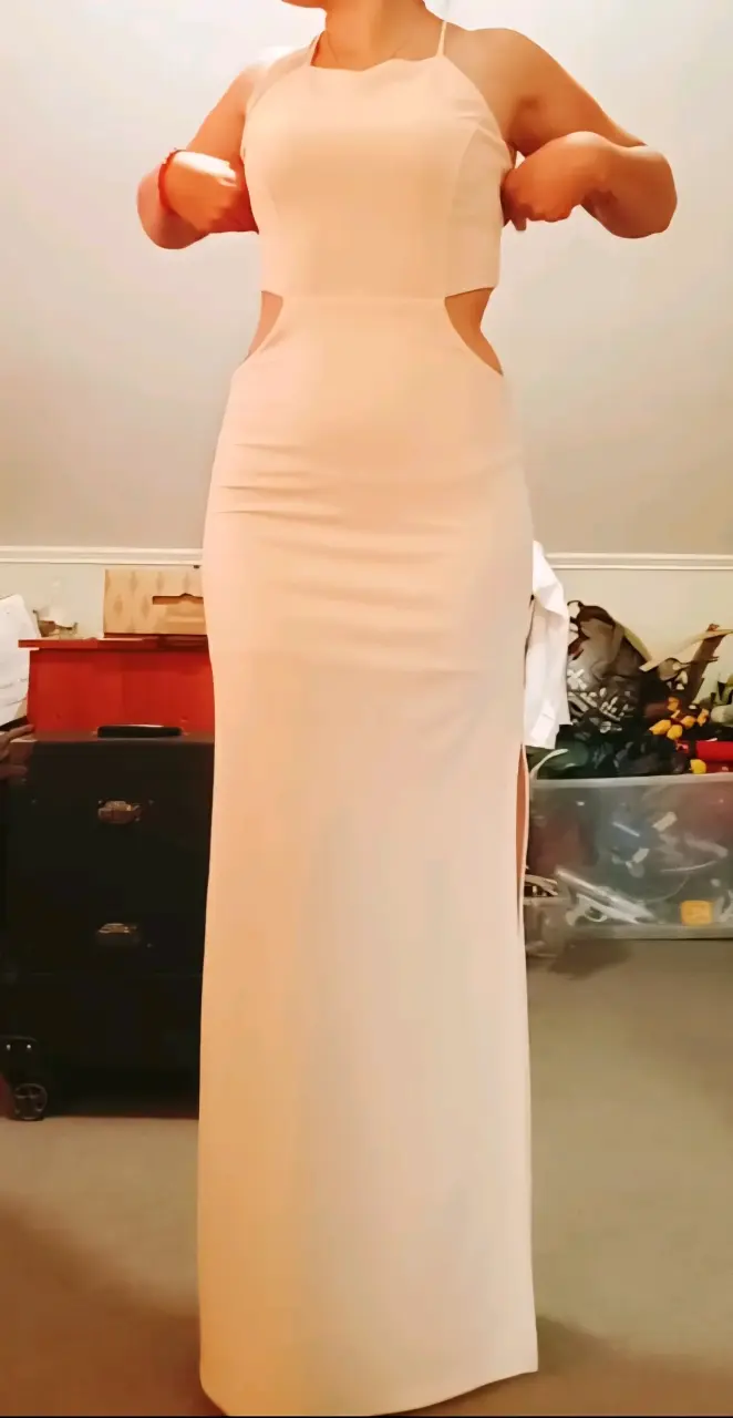 Vestido largo elegante con cortes laterales