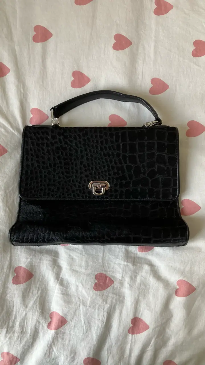 Cartera de mano negra con textura elegante
