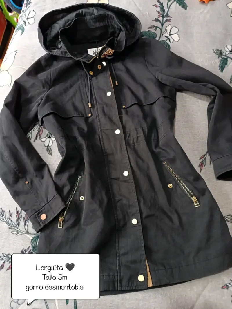 Parka negra con gorro desmontable para mujer